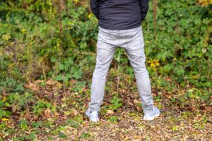 Vorwurf gegen Mieter wegen ständiger Pinkelei im Garten - fristlose Mietvertragskündigung